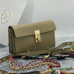 Женская кожаная сумка Prada серая 24х20х8 2025