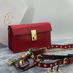 Женская кожаная сумка Prada красная 24х20х8 2025