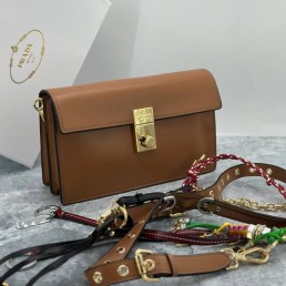 Женская кожаная сумка Prada коричневая 24х20х8 2025