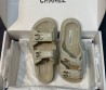 Женские кожаные шлепанцы Chanel серые глянцевые 2025
