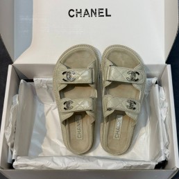 Женские кожаные шлепанцы Chanel серые глянцевые 2025