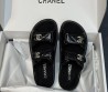 Женские кожаные шлепанцы Chanel черные глянцевые 2025