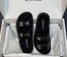 Женские кожаные шлепанцы Chanel черные глянцевые 2025