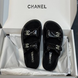 Женские кожаные шлепанцы Chanel черные глянцевые 2025