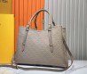 Женская кожаная сумка Louis Vuitton бежевая 36х26х12 2025