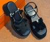 Женские велюровые босоножки Hermes черные на платформе 2025