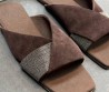 Женские замшевые шлепанцы Brunello Cucinelli коричневые с бусинами 2025