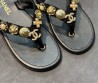 Женские кожаные шлепанцы Chanel черные с золотыми украшениями 2025