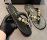 Женские кожаные шлепанцы Chanel черные с золотыми украшениями 2025