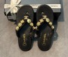 Женские кожаные шлепанцы Chanel черные с золотыми украшениями 2025