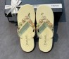 Женские кожаные шлепанцы Chanel белые с золотыми украшениями 2025