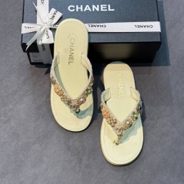 Женские кожаные шлепанцы Chanel белые с золотыми украшениями 2025