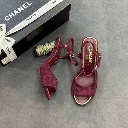 Женские замшевые босоножки Chanel бордовые с металлическим каблуком 2025