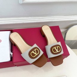 Женские комбинированные шлепанцы Valentino Vlogo Signature белые с коричневым 2025
