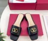 Женские кожаные шлепанцы Valentino Vlogo Signature черные 2025