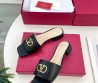 Женские кожаные шлепанцы Valentino Vlogo Signature черные 2025