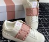 Женские кожаные кроссовки Valentino Rockstud Untitled белые с розовым 2025