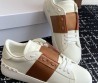 Женские кожаные кроссовки Valentino Rockstud Untitled белые с коричневым 2025