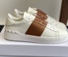 Женские кожаные кроссовки Valentino Rockstud Untitled белые с коричневым 2025