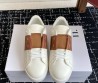 Женские кожаные кроссовки Valentino Rockstud Untitled белые с коричневым 2025