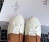 Женские кожаные кроссовки Valentino Rockstud Untitled белые с коричневым 2025