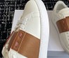 Женские кожаные кроссовки Valentino Rockstud Untitled белые с коричневым 2025