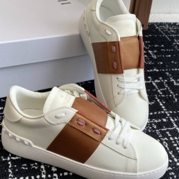 Женские кожаные кроссовки Valentino Rockstud Untitled белые с коричневым 2025