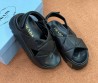 Женские кожаные сандалии Prada черные на толстой подошве 2025