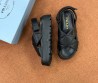 Женские кожаные сандалии Prada черные на толстой подошве 2025
