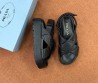 Женские кожаные сандалии Prada черные на толстой подошве 2025