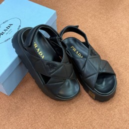 Женские кожаные сандалии Prada черные на толстой подошве 2025