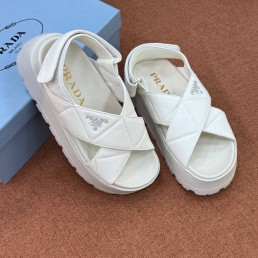 Женские кожаные сандалии Prada белые на толстой подошве 2025