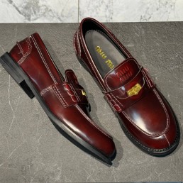 Женские кожаные лоферы Miu Miu бордовые 2025