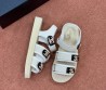 Женские комбинированные сандалии Chanel белые с золотыми логотипами 2025