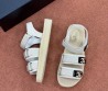 Женские комбинированные сандалии Chanel белые с золотыми логотипами 2025