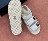 Женские комбинированные сандалии Chanel белые с золотыми логотипами 2025