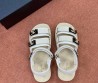 Женские комбинированные сандалии Chanel белые с золотыми логотипами 2025