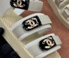 Женские комбинированные сандалии Chanel белые с золотыми логотипами 2025