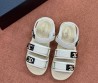 Женские комбинированные сандалии Chanel белые с золотыми логотипами 2025
