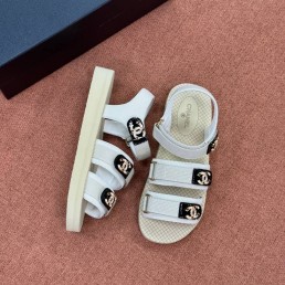 Женские комбинированные сандалии Chanel белые с золотыми логотипами 2025