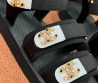 Женские комбинированные сандалии Chanel черные с золотыми логотипами 2025