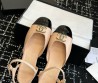 Женские кожаные босоножки Chanel Goatskin Grosgrain бежевые с черным лакированным носом 2025