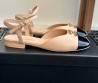 Женские кожаные босоножки Chanel Goatskin Grosgrain бежевые с черным лакированным носом 2025
