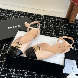 Женские кожаные босоножки Chanel Goatskin Grosgrain бежевые с черным лакированным носом 2025