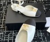 Женские кожаные босоножки Chanel Goatskin Grosgrain белые с черным текстильным носом 2025