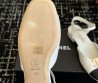 Женские кожаные босоножки Chanel Goatskin Grosgrain белые с черным текстильным носом 2025