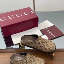Женские текстильные мюли Gucci коричневые с орнаментом GG 2025