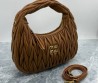 Женская кожаная сумка Miu Miu коричневая 27х16 2025