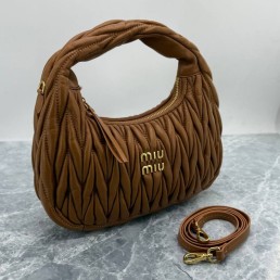 Женская кожаная сумка Miu Miu коричневая 27х16 2025