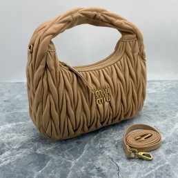 Женская кожаная сумка Miu Miu бежевая 27х16 2025